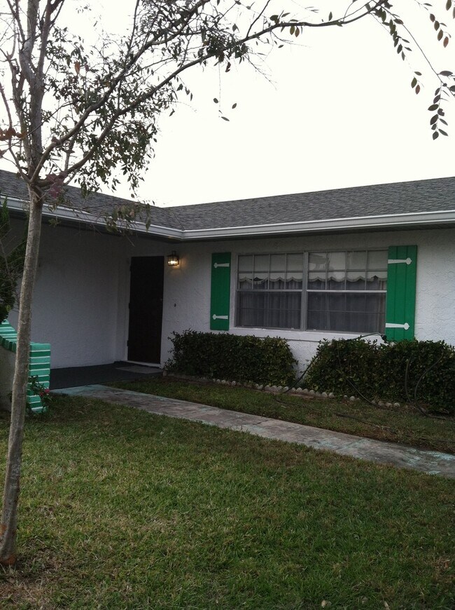 Building Photo - Nice spacious 3/2