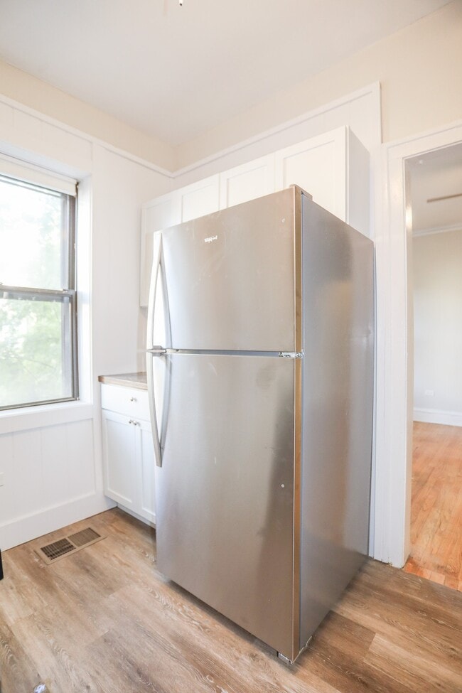 Photo - 2325 W Addison St (Chicago, IL) Apartment