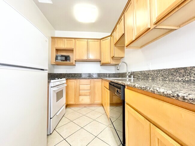 Building Photo - 800 N Las Palmas Ave
