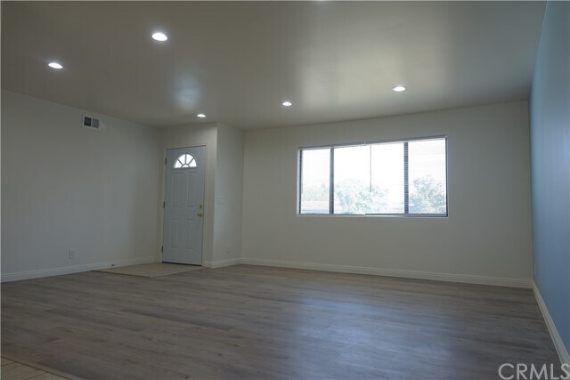 Building Photo - 754 W Rosslynn Ave