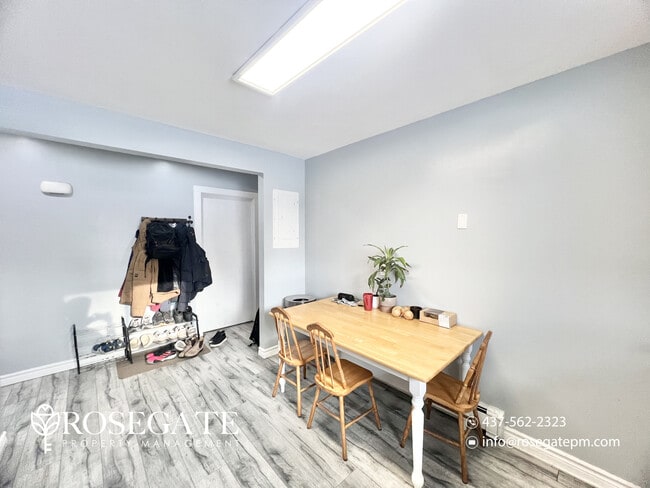 Photo du bâtiment - Spacious 3-Bedroom Apartment with Parking in Waterloo