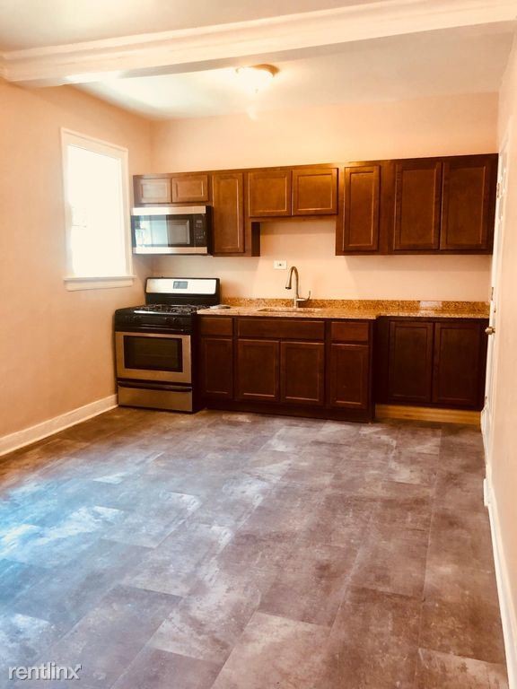 Building Photo - 1 br, 1 bath Apartment - 824 E 82nd St 2