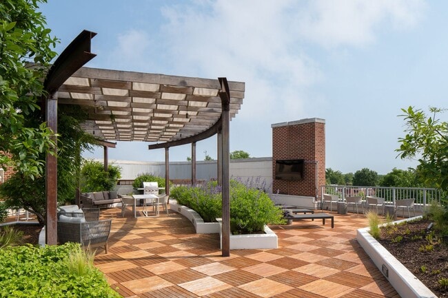 Building Photo - Cathedral Commons