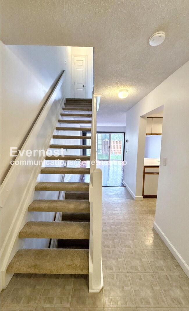 Foto del edificio - Spacious Condo with Modern Amenities and Garage Parking