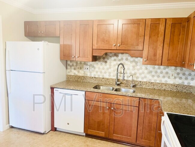 Building Photo - 5489 Glenville Cir