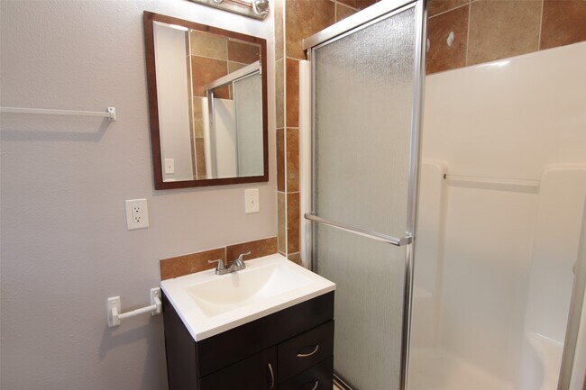 Foto del edificio - 7941 Longridge Dr