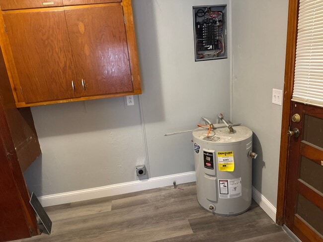 Building Photo - Freshly remodeled 2 bed 1 bath on corner l...