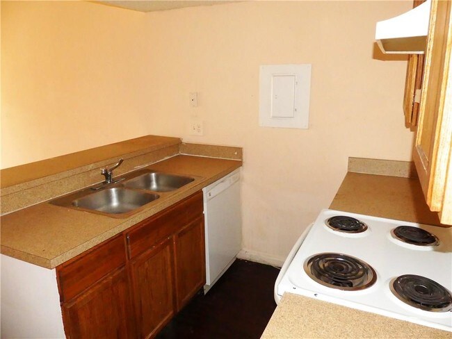 Building Photo - 701 Oakwood Ln