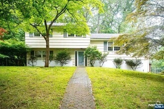 Building Photo - 19 Dearborn Dr