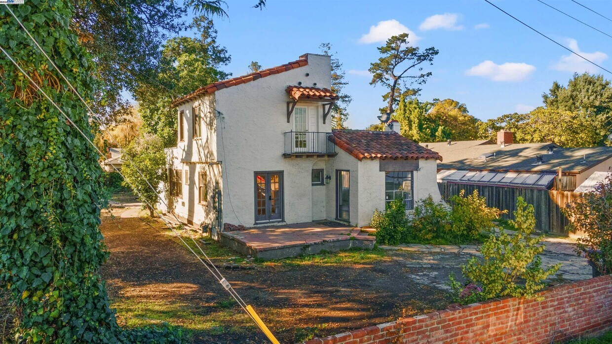 Primary Photo - 2081 Oakwood Dr