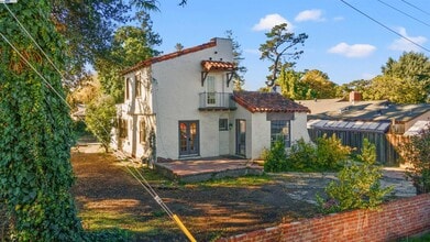 Building Photo - 2081 Oakwood Dr