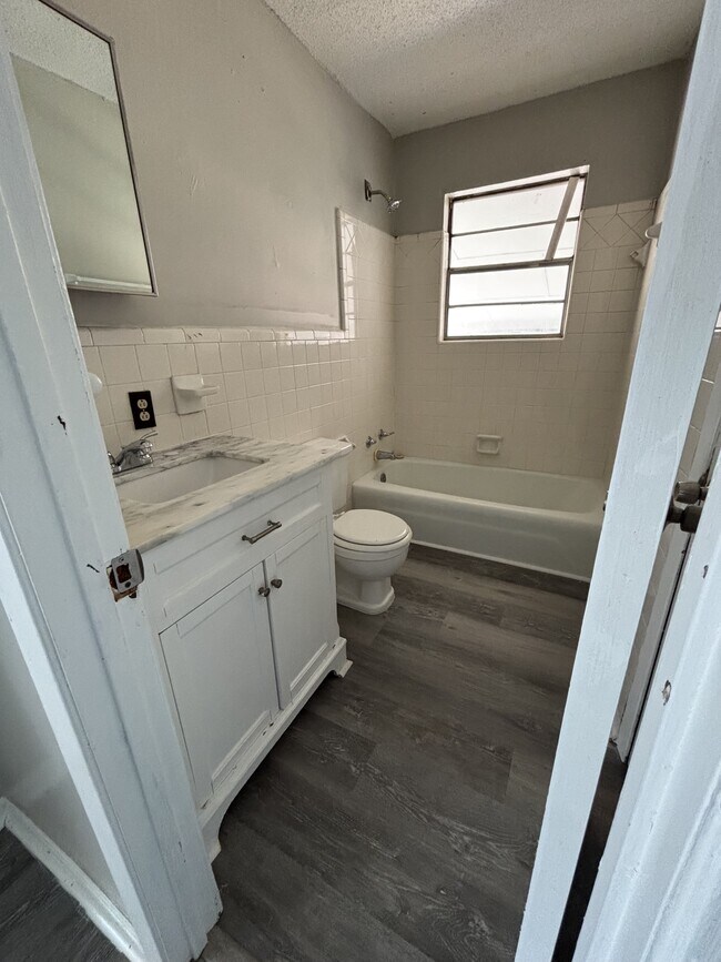 Building Photo - 126 Jelk St
