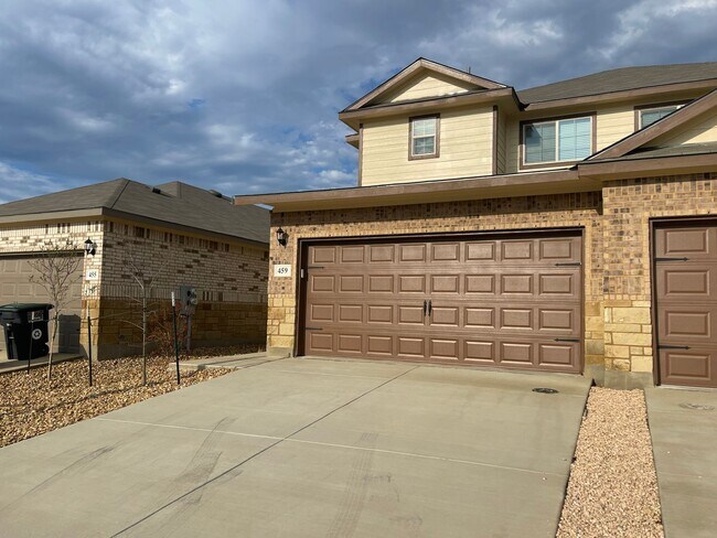 Foto del edificio - 3 Bedroom, 2.5 Bathroom, Two-story Duplex with a huge back yard in New Braunfels!