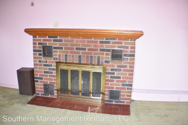 Building Photo - 3 br, 1 bath House - 2 Pine Street