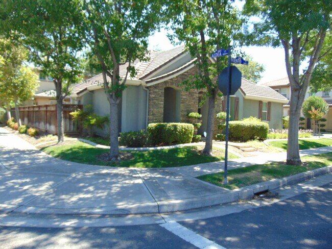 Foto del edificio - Beautiful 3 bed 2 Bath Home in Mountain House