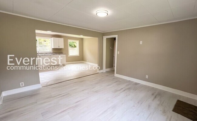 Foto del edificio - 3 Bed/1 Bath Home with Off-Street Parking / Available Now!
