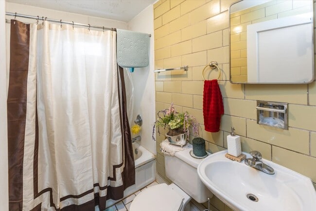 Building Photo - 547 W Main St