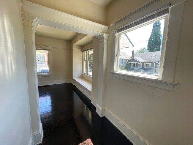 Foto del edificio - Central NE House with Basement, Hardwood F...
