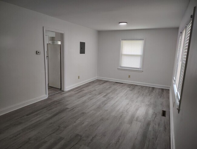 Building Photo - 804 Poplar Dr