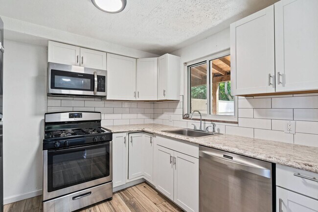 Foto del edificio - Newly Renovated 2 Bed, 1 Bath Home - Off-S...