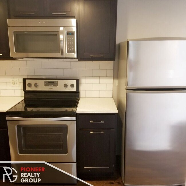Foto del edificio - 6119 N Kenmore Ave