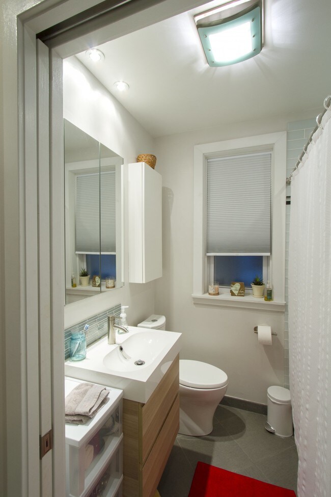 Building Photo - 2232 W Dickens Ave