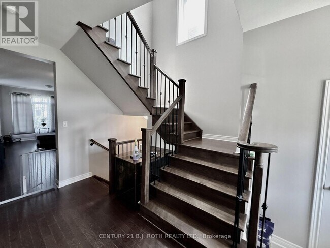 Building Photo - 2233 Lozenby St