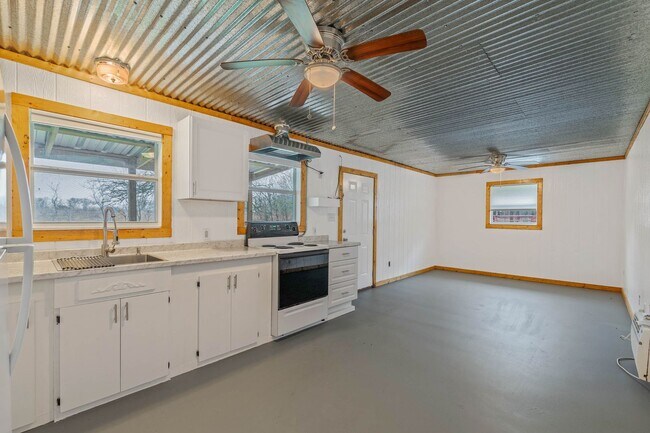 Foto del edificio - 3.1 Acres Available NOW!! 2 Living Spaces ...