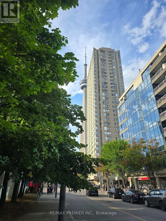 Photo du bâtiment - 270 Queens Quay W