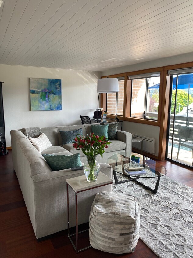 Open living area, sliding door opens to spacious balcony. - 121 Madison Ave N