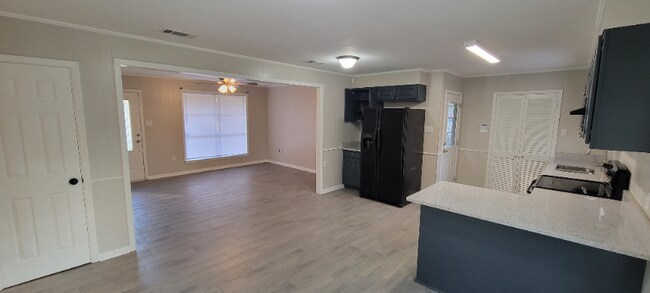 Building Photo - 858 Fountainbleau Dr