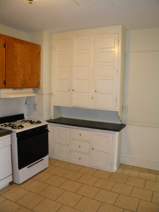 Building Photo - 410 5th St NE