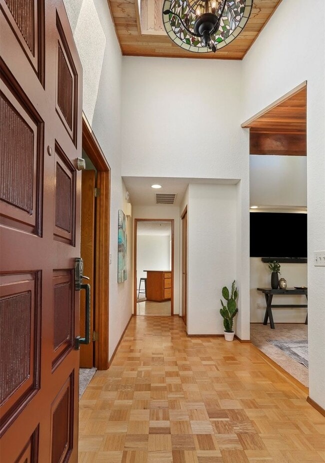 Building Photo - Beautiful Home 3 Bedroom, 2 Bath + Den on ...