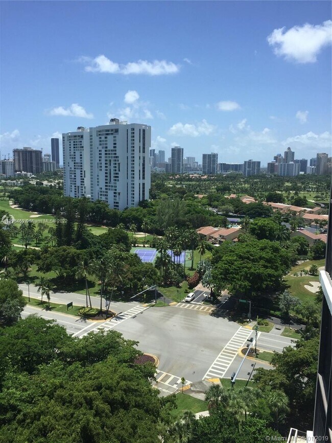 Foto del edificio - 3375 N Country Club Dr