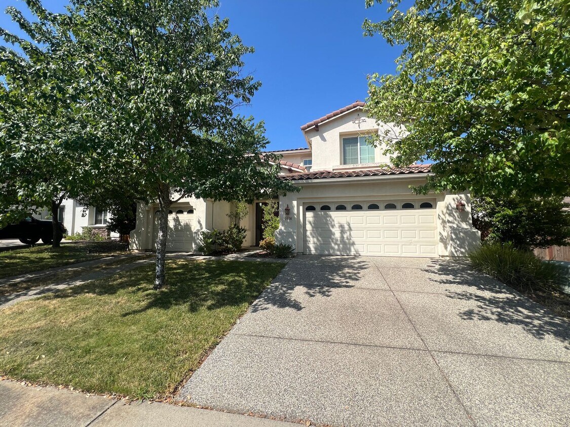 Foto principal - Well Maintained Stoneridge West Village Home!