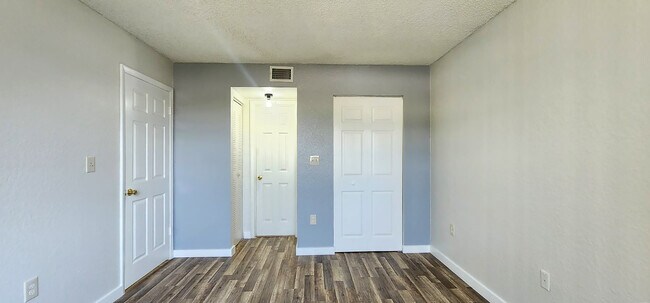 Building Photo - 2810 N Oakland Forest Dr