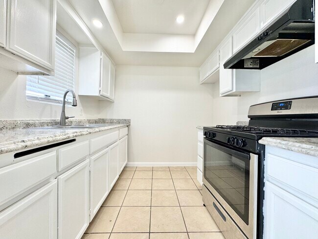 Foto del edificio - 5913 Woodman Ave