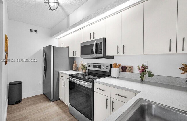 Foto del edificio - 8680 SW 212th St
