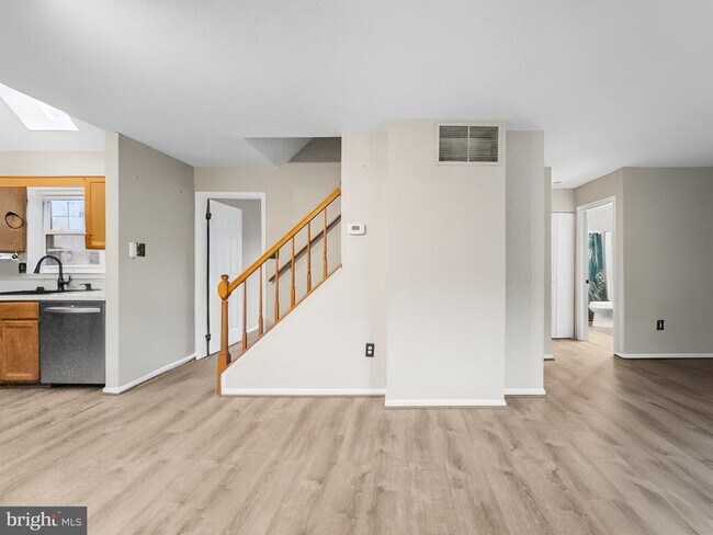 Foto del edificio - 6586 Hemlock Point Rd