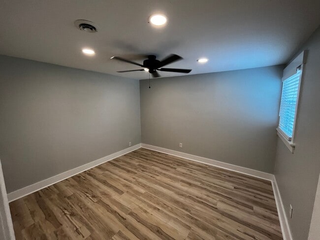 Building Photo - 4Bed/3Bath Renovated Student friendly housing