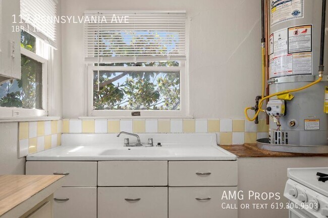 Foto del edificio - Updated second story apartment in Hillcres...