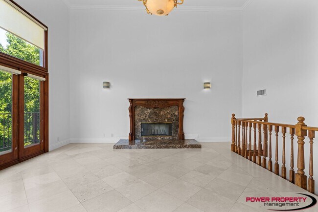 Foto del edificio - Spacious 5-Bedroom Home with Modern Amenit...