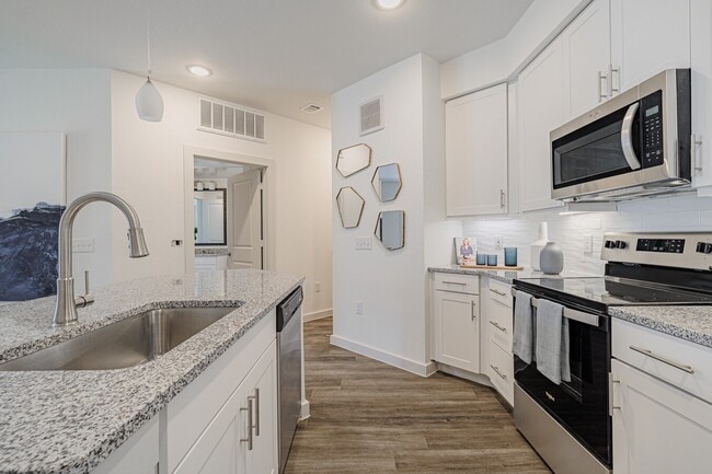 Photo - Receive 8 Weeks Free + $500 GC! Apartment