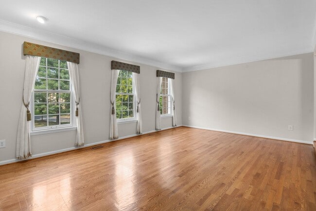 Building Photo - 3 Bed 2 Full Bath/2 Half Bath - Rockville Townhouse - Move In Ready