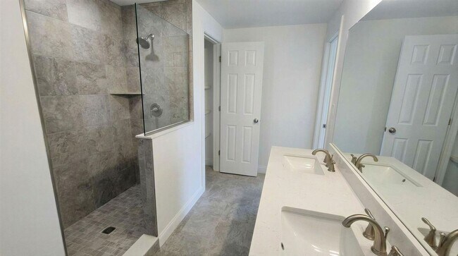 Foto del edificio - Spacious House across the street from UT - large deck and balcony with great views.