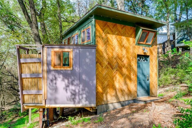 Foto del edificio - 5323 Downs Dr