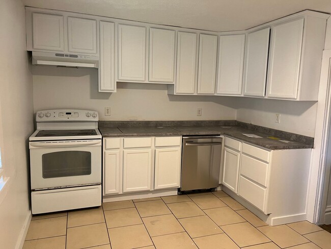 Building Photo - Large 3 bedroom home with a den!