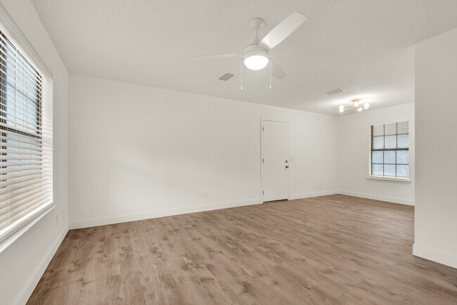 Foto del edificio - 6572 Bass Ln