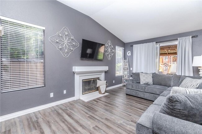 Building Photo - Updated 3 Bedroom, 2 Bath Single Story Hor...