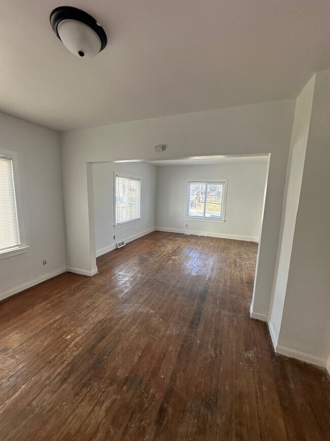 Foto del edificio - 2 bed 1 bath update home with original har...